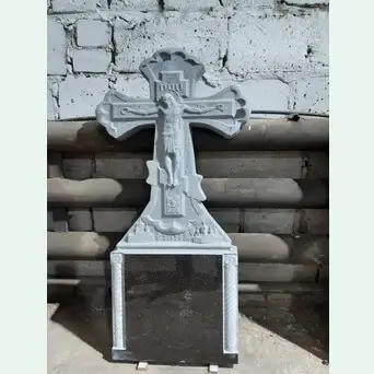 Памятник резной с фигурой креста и распятием