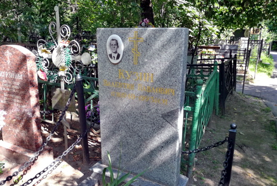 Вертикальный серый памятник